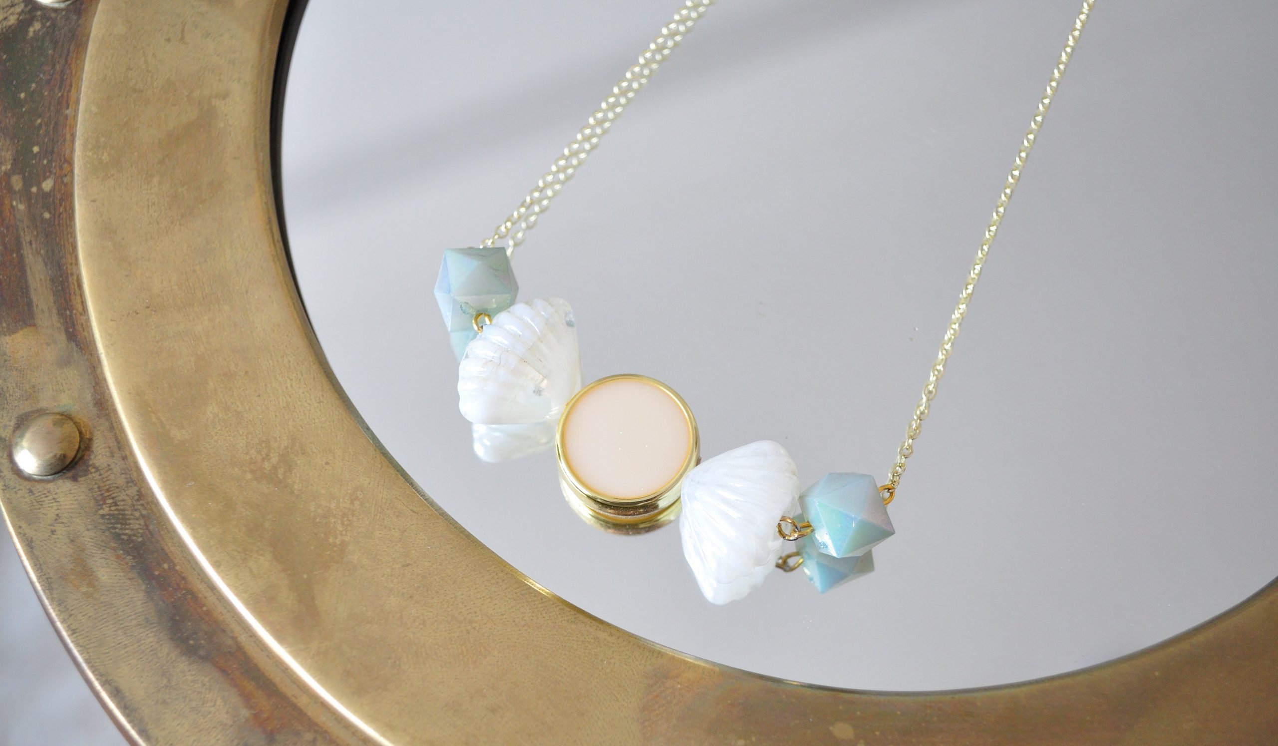 fine, gold-plated necklace Art Deco style in white and mint
