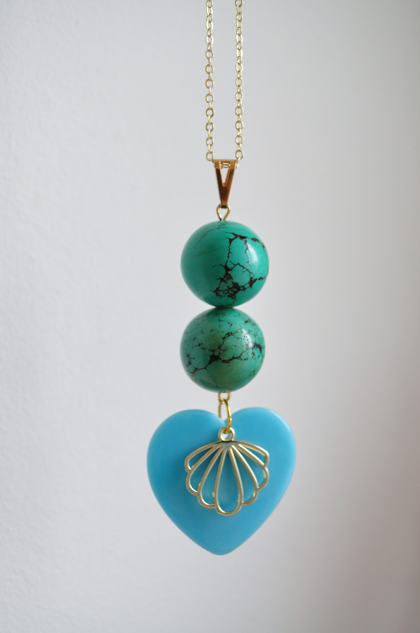 fine, gold-plated necklace Art Deco style with Tibetan turquoise, light blue heart and stylised shell pendant