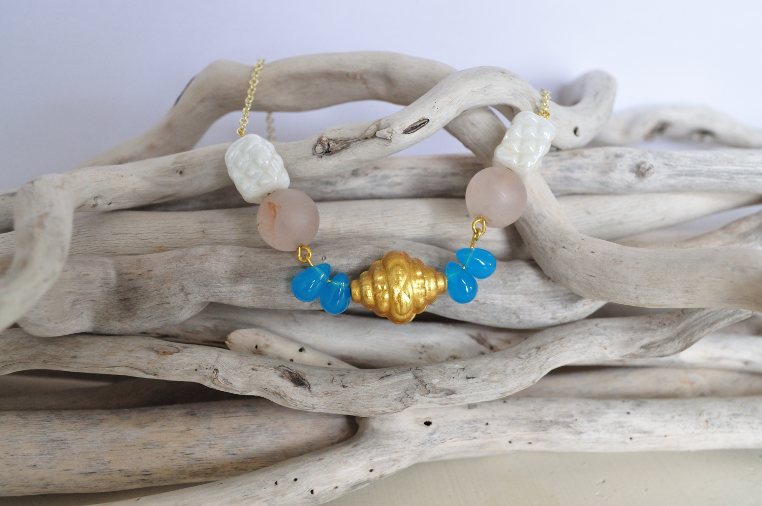 fine, gold-plated short necklace in white, rose and blue